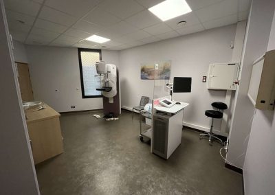 Salle d’imagerie médicale équipée d’un mammographe pour examens radiologiques à Lourdes