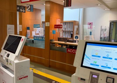 Guichet d’entrée et borne d’accueil numérotée pour les patients en salle d’imagerie médicale