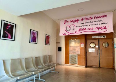 Entrée de la salle d’attente radiologie avec bannière dépistage sein en octobre