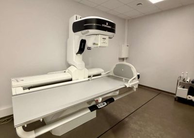 Appareil de radiologie Stehmanix installé dans une salle d’examen médical à Lourdes