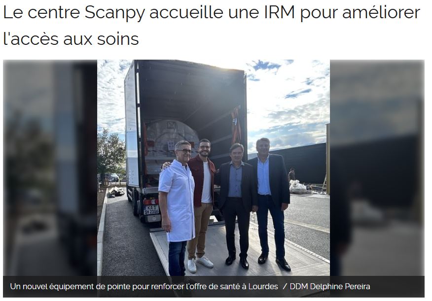 Quatre professionnels devant un camion transportant une IRM, symbole de l’extension des soins à Lourdes